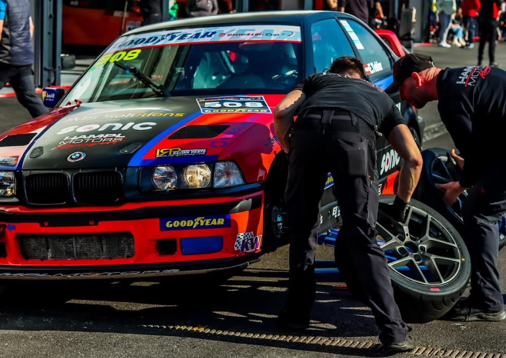 Boxenstopp beim DMV BMW 318ti Cup